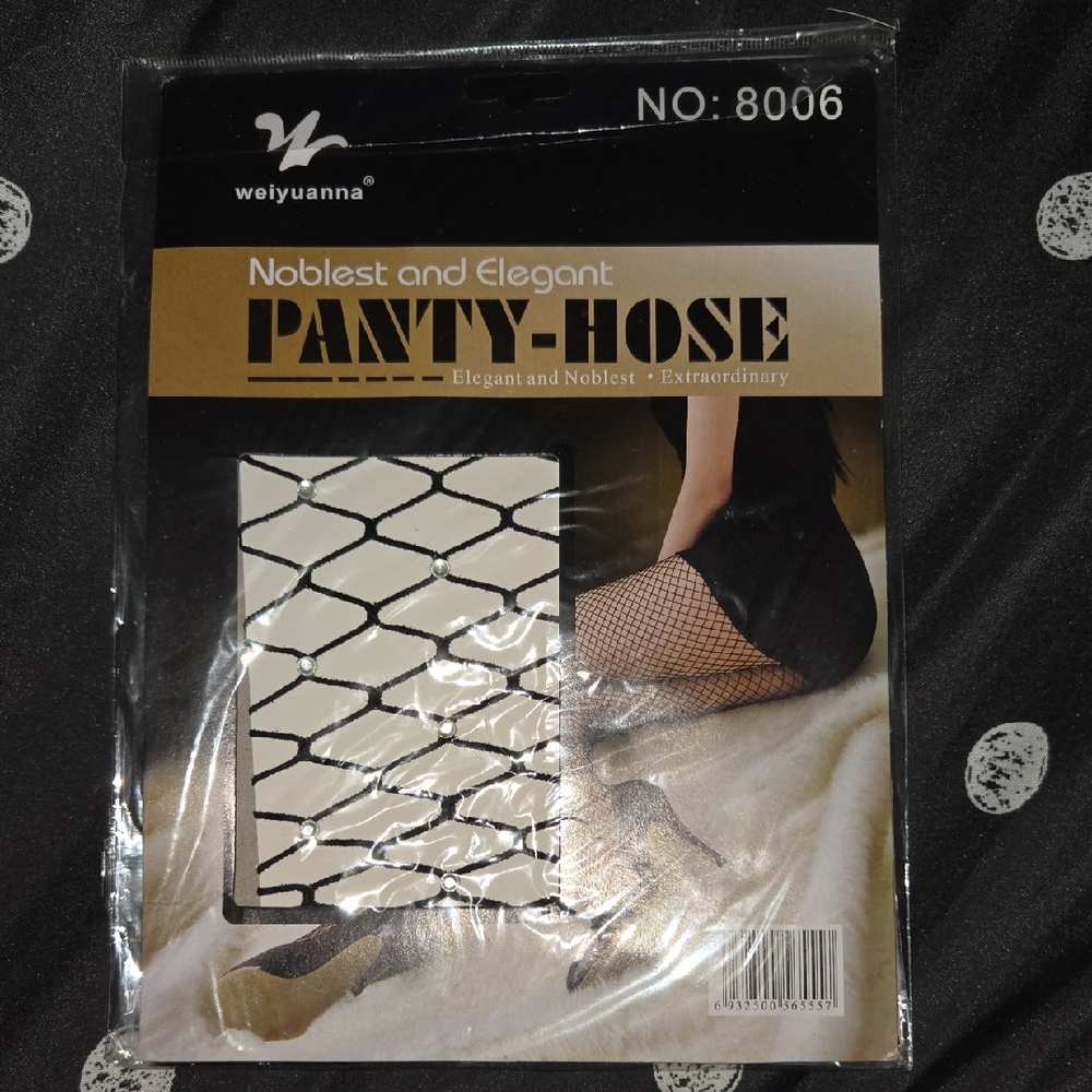 Black Lace Gartbelt with 4 Set Of Pantyhose - Picture 3 of 13